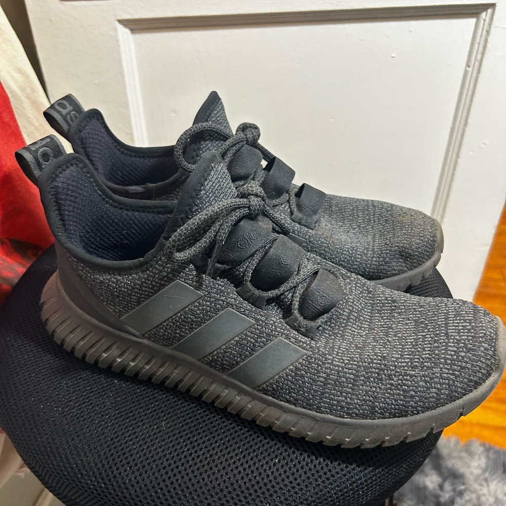 Adidas black/grey tennis shoes